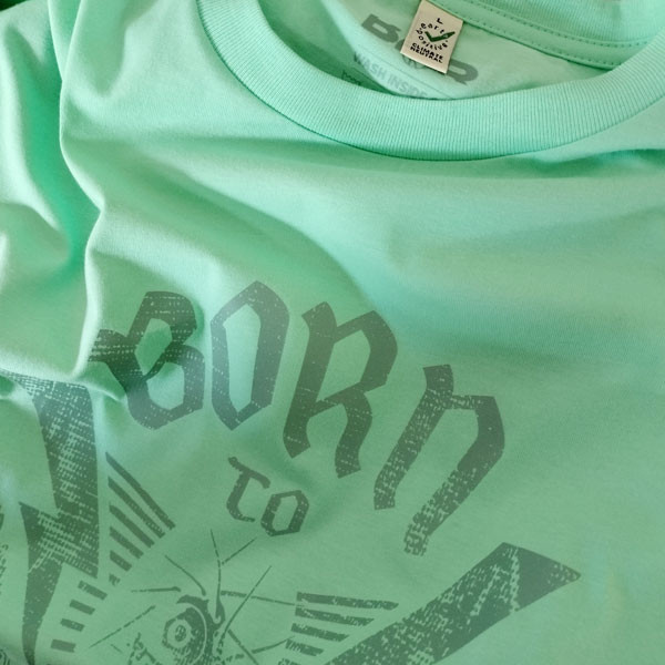Détail du T-shirt avec sa belle couleur verte clair