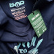 tee-shirt BORN TO RIDE bleu marine, zoom logo col et label environnemental.