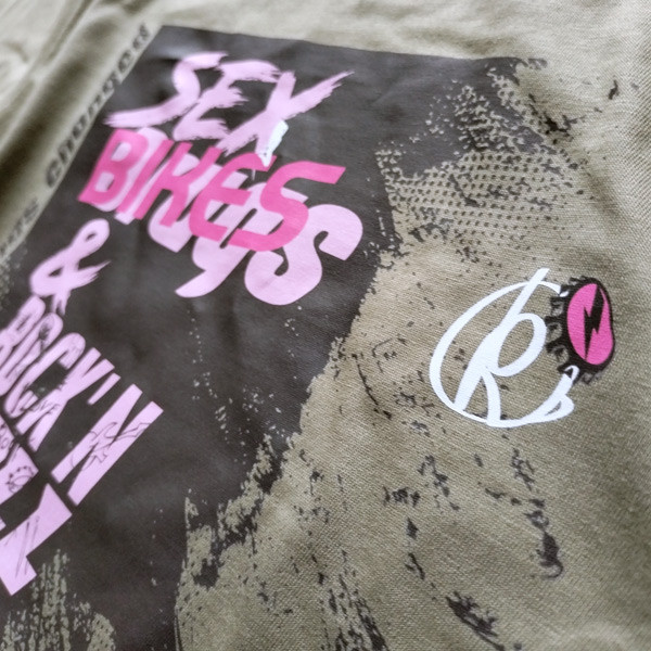 zoom sur design imprimé du teeshirt SEX BIKES et son logo capsule rock.