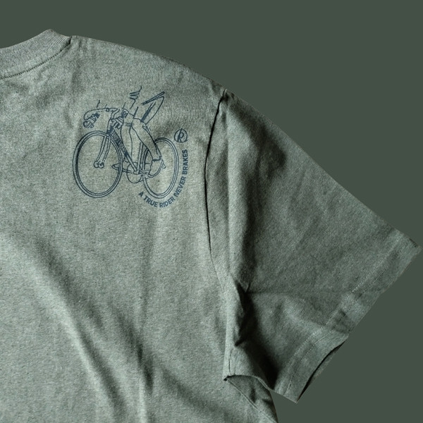 Détail sur le dessin de l'épaule droite du t-shirt vélo